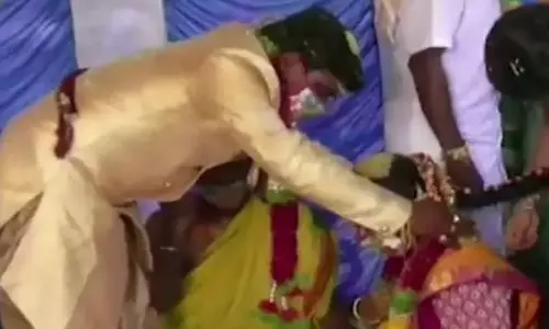 వివాహంలో వెరైటీ మాస్కులు