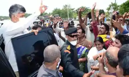 అడుగుపెట్టారో లేదో.. కేసులో ఇరుక్కున్నారు! మాజీ సీఎం చంద్రబాబుపై తొలి కేసు అడుగుపెట్టారో లేదో.. కేసులో ఇరుక్కున్నారు! మాజీ సీఎం చంద్రబాబుపై తొలి కేసు