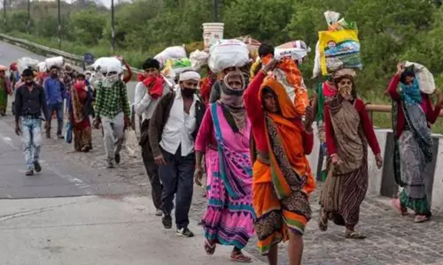 వలస కూలీల అవస్థలపై సుప్రీం విచారణ.. కేంద్ర, రాష్ట్ర ప్రభుత్వాలకు నోటీసులు