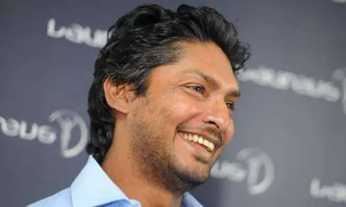 ఆ చిరునవ్వు వెనుక బాధ దాగివుంది..