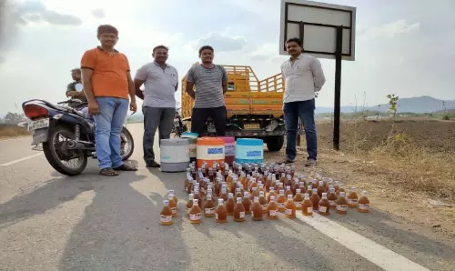 ఏరులై పారుతున్న పొరుగు మద్యం ఏరులై పారుతున్న పొరుగు మద్యం