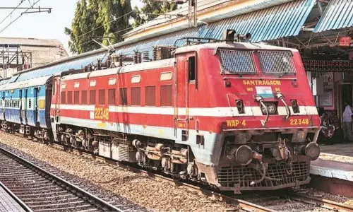 ఏపీలో రైలు ప్రయాణంపై ఆంక్షలు.. టికెట్టు సొమ్ము వాపస్