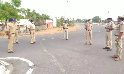 ఆంధ్ర - తెలంగాణ సరిహద్దులో భారీగా మద్యం స్వాధీనం