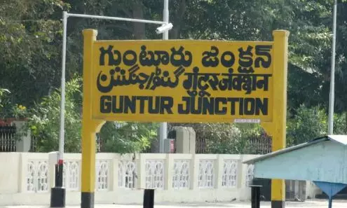 గుంటూరు జిల్లాలో ఉద్రిక్తత.. ఎక్సైజ్ అధికారులపై గ్రామస్తుల రాళ్ళ దాడి