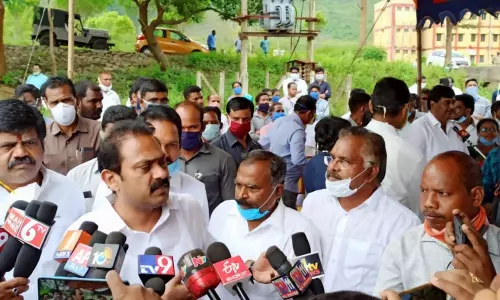 మెడికల్ కాలేజీ స్థలాన్ని పరిశీలించిన మంత్రి ఆళ్లనాని మెడికల్ కాలేజీ స్థలాన్ని పరిశీలించిన మంత్రి ఆళ్లనాని