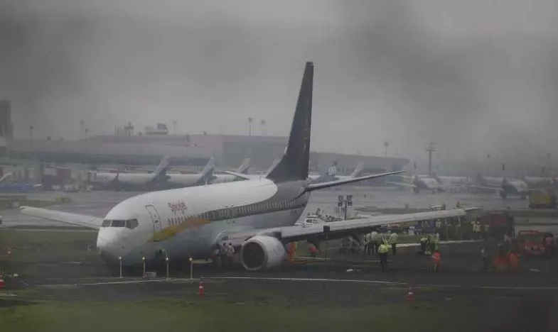 ముంబయి ఎయిర్ పోర్టులో కార్గో విమానానికి తప్పిన ముప్పు ముంబయి ఎయిర్ పోర్టులో కార్గో విమానానికి తప్పిన ముప్పు