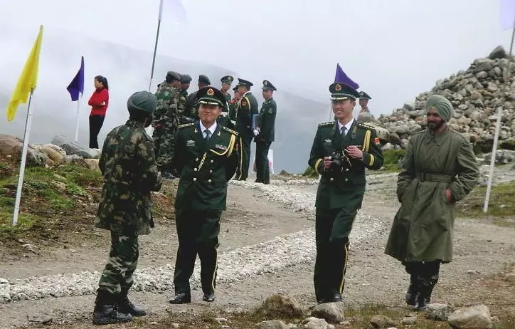 కొనసాగిస్తున్న ఇండియా-చైనా మిలటరీ కమాండర్ల చర్చలు
