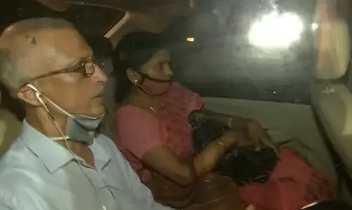 డాక్టర్ సుధాకర్ డిశ్చార్జి.. హైకోర్టు తీర్పును అమలు చేసిన వైద్యులు డాక్టర్ సుధాకర్ డిశ్చార్జి.. హైకోర్టు తీర్పును అమలు చేసిన వైద్యులు