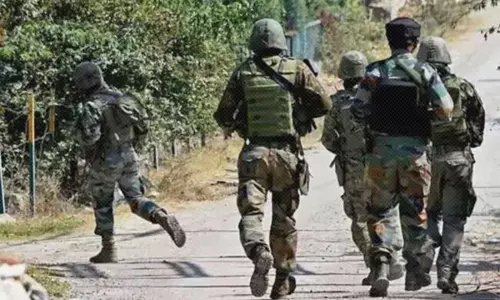 కాశ్మీర్‌లో మరోసారి తుపాకీ మోత : హిజ్బుల్‌ కమాండర్‌ హతం..