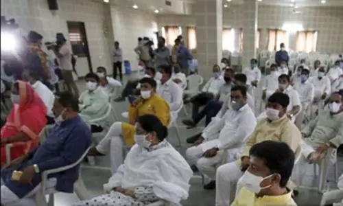 గుజరాత్ లో అప్రమత్తమైన కాంగ్రెస్.. రిసార్టుకు ఎమ్మెల్యేల తరలింపు!