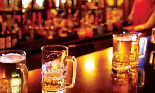 ప్రభుత్వ మద్యం షాపుల్లోనే అమ్మకం చేయాలి