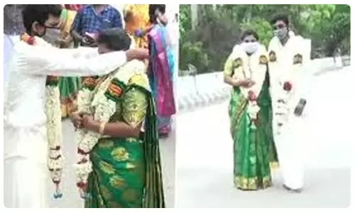కరోనా ఎఫెక్ట్ : నడిరోడ్డు పైనే పెళ్లి!