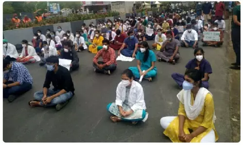 Junior doctors : గాంధీలో జూడాల ఆందోళన.. దాడి ఘటనపై ధర్నా