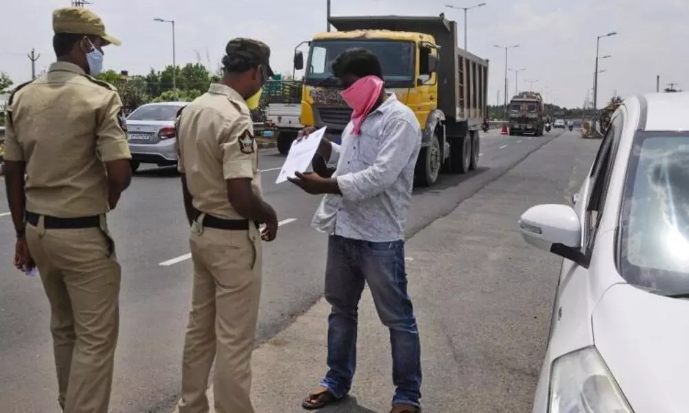 పాస్ ఉంటేనే పర్మిషన్ : ఏపీ సరిహద్దు వద్ద నిలిపేస్తున్న అధికారులు పాస్ ఉంటేనే పర్మిషన్ : ఏపీ సరిహద్దు వద్ద నిలిపేస్తున్న అధికారులు