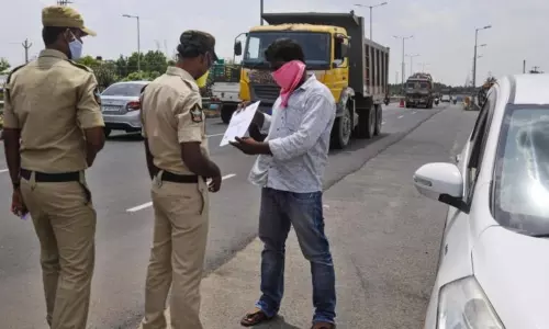 పాస్ ఉంటేనే పర్మిషన్ : ఏపీ సరిహద్దు వద్ద నిలిపేస్తున్న అధికారులు