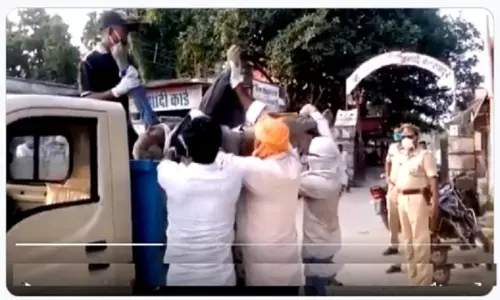 Uttar Pradesh: డెడ్ బాడీని చెత్త బండిలో తరలింపు Uttar Pradesh: డెడ్ బాడీని చెత్త బండిలో తరలింపు