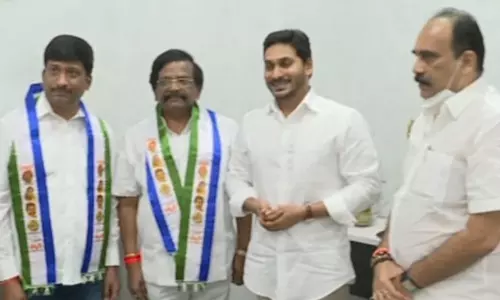 ఏపీలో ఇప్పుడే వలసల వరదకు గేట్లెత్తడంలో జగన్ వ్యూహమేంటి? ఏపీలో ఇప్పుడే వలసల వరదకు గేట్లెత్తడంలో జగన్ వ్యూహమేంటి?