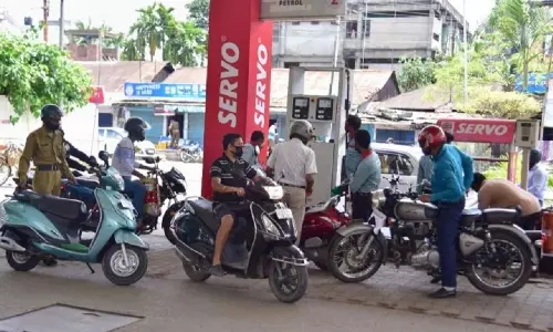 పెట్రోల్ ధ‌ర‌లు మెత్త‌గా పెంచేస్తున్నారు.. తాజాగా..