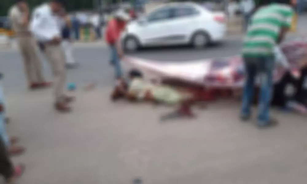 ఎన్ఏడీ ప్లేవర్ కింద రోడ్డు ప్రమాదం.. కంటైనర్ డీ కొని ఒకరు మృతి మహిళకు తీవ్ర గాయాలు ఎన్ఏడీ ప్లేవర్ కింద రోడ్డు ప్రమాదం.. కంటైనర్ డీ కొని ఒకరు మృతి మహిళకు తీవ్ర గాయాలు