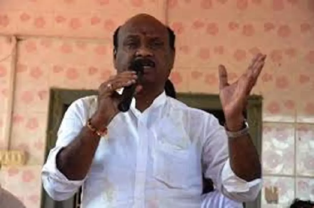 Narsipatnam: చిత్రపటం తొలగింపుపై ఆందోళన : కమిషనర్ హామీతో సమసిన వివాదం Narsipatnam: చిత్రపటం తొలగింపుపై ఆందోళన : కమిషనర్ హామీతో సమసిన వివాదం