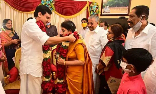 నిరాడంబరంగా కేరళ సీఎం కుమార్తె వివాహం