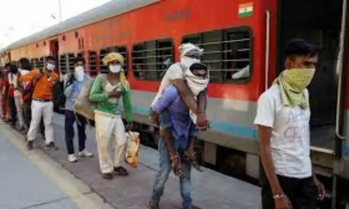 అత్యవసర పనులుంటే టిక్కెట్టు ఓకే.. అవసరమైతే ప్రత్యేక రైళ్లు