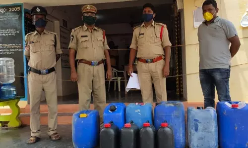 నాటు సారాపై పోలీసులు దాడులు.. వేల లీటర్ల పులుపు ధ్వంసం