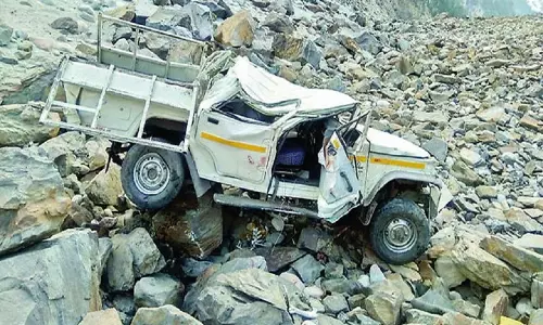 ఘోర ప్రమాదం : ముగ్గురు మృతి, ఇద్దరికి గాయాలు