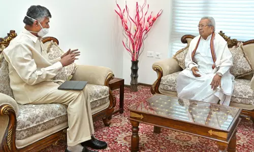 గవర్నర్ కు 14 పేజీల లేఖ సమర్పించిన చంద్రబాబు