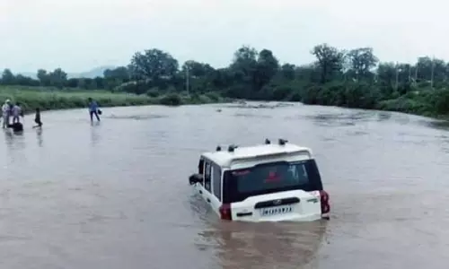 Jharkhand: అకస్మాత్తుగా వచ్చిపడ్డ వరద.. నదిలో చిక్కుకున్న స్కార్పియో