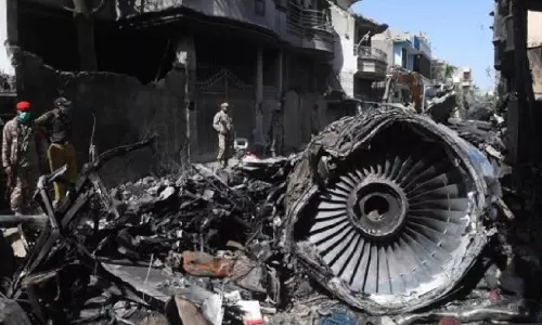 అందువల్లే పాక్ విమాన ప్రమాదం.. దర్యాప్తులో సంచలనం