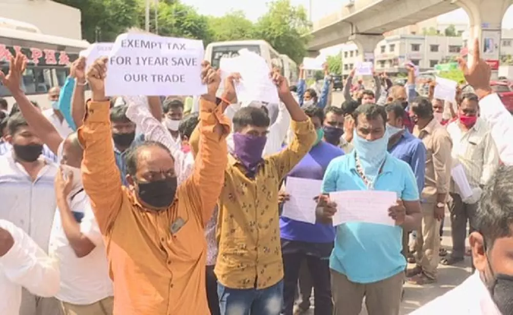 Protest at Khairatabad RTA Office:  ఖైరతాబాద్ ఆర్టీఏ కార్యాలయం వద్ద ఉద్రిక్తత