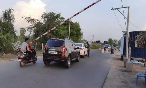 Andhra Pradesh-Telangana Border: తెలంగాణ నుంచి ఏపీకి వెళ్లేవారికి షాక్.. కొత్త నిబంధనలు ఫాలో కావాల్సిందే