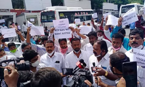 Cab operators protest: ట్యాక్స్ చెల్లించలేం... వాహనాలు స్వాధీనం చేసుకోండి Cab operators protest: ట్యాక్స్ చెల్లించలేం... వాహనాలు స్వాధీనం చేసుకోండి