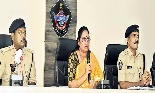 Vasireddy Padma about Women Harassment : వేధింపు ఘటనలను పోలీసులకు తెలియజేయాలి; మహిళా కమిషన్ చైర్మన్ వాసిరెడ్డి పద్మ Vasireddy Padma about Women Harassment : వేధింపు ఘటనలను పోలీసులకు తెలియజేయాలి; మహిళా కమిషన్ చైర్మన్ వాసిరెడ్డి పద్మ