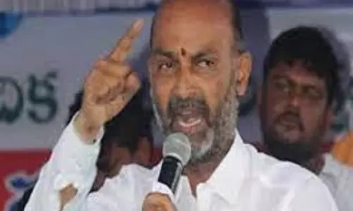 Bandi Sanjay on Telangana projects: నాణ్యత లేని నీటి ప్రాజెక్టులతో ప్రజలు బిక్కుబిక్కుమంటున్నారు Bandi Sanjay on Telangana projects: నాణ్యత లేని నీటి ప్రాజెక్టులతో ప్రజలు బిక్కుబిక్కుమంటున్నారు