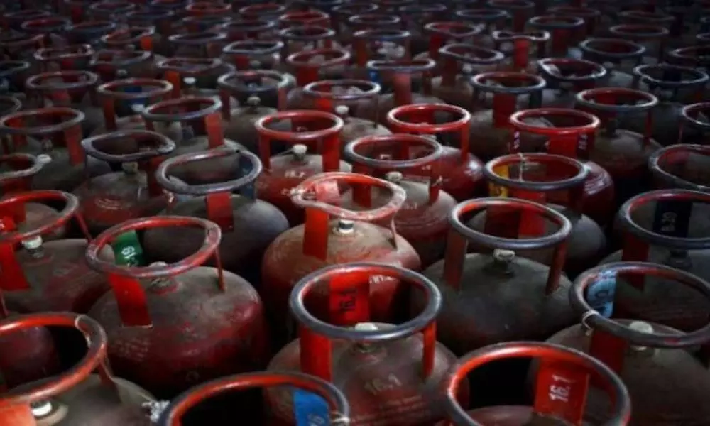 LPG Cylinder Price Hike in India:  మళ్లీ బాదుడు.. పెరిగిన గ్యాస్ సిలిండర్ ధర