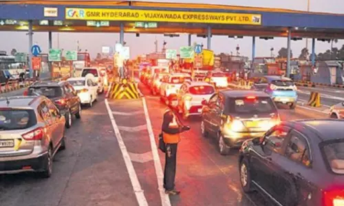 Lockdown in Telangana: లాక్ డౌన్ భయంతో ఏపీకి క్యూ కట్టిన జనం!