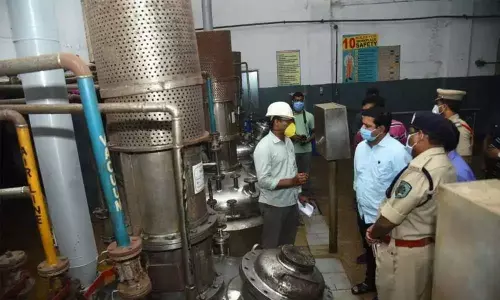 Vizag Gas Leak updates: భయం గుపిట్లో విశాఖ వాసులు.. విషవాయువులతో ఉక్కిరిబిక్కిరి Vizag Gas Leak updates: భయం గుపిట్లో విశాఖ వాసులు.. విషవాయువులతో ఉక్కిరిబిక్కిరి