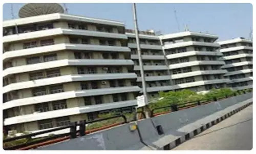 తెలంగాణ ప్రభుత్వ యంత్రాంగంపై కరోనా పంజా.. తాత్కాలిక సచివాలయంలో కరోనా కలకలం