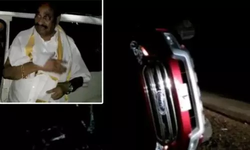 Ex Minister Damodar Reddy Car Accident: మాజీ మంత్రికి తప్పిన ప్రమాదం..