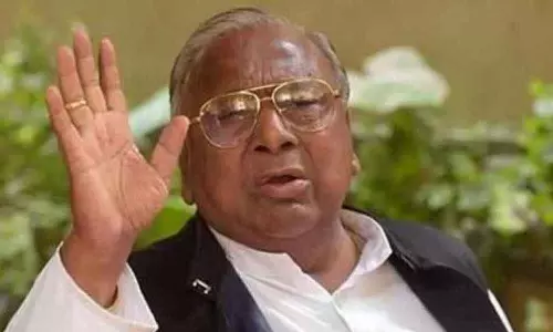 Congress Leader V. Hanumantha Rao: కరోనా నుంచి కోలుకుని డిశ్చార్జి అయిన వీహెచ్ దంపతులు Congress Leader V. Hanumantha Rao: కరోనా నుంచి కోలుకుని డిశ్చార్జి అయిన వీహెచ్ దంపతులు