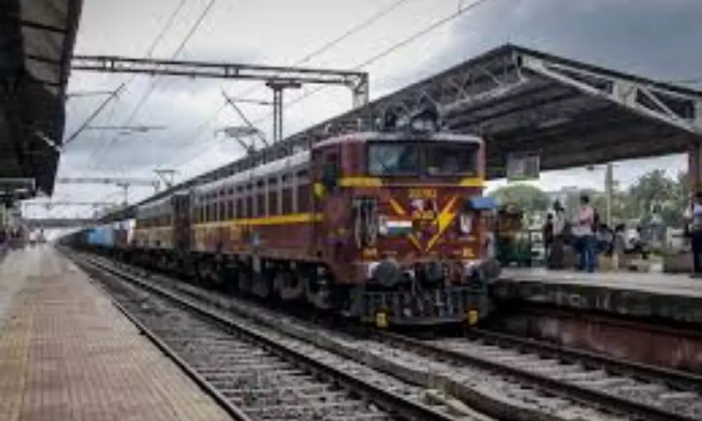 Private Trains in India: పట్టాలెక్కనున్న ప్రైవేటు రైళ్లు.. కేంద్రం నిర్ణయం !
