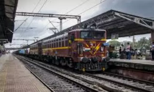 Private Trains in India: పట్టాలెక్కనున్న ప్రైవేటు రైళ్లు.. కేంద్రం నిర్ణయం ! Private Trains in India: పట్టాలెక్కనున్న ప్రైవేటు రైళ్లు.. కేంద్రం నిర్ణయం !