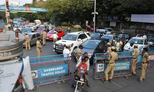 Lockdown Updates in Hyderabad: హైదరాబాద్ లో మళ్లీ లాక్ డౌన్ విధిస్తే.. పోలీసులు కఠినంగా వ్యవహరిస్తారా? Lockdown Updates in Hyderabad: హైదరాబాద్ లో మళ్లీ లాక్ డౌన్ విధిస్తే.. పోలీసులు కఠినంగా వ్యవహరిస్తారా?