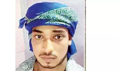 Man Suicide in Chandrayanagutta: అక్కలను హతమార్చిన ఉన్మాది ఆత్మహత్య Man Suicide in Chandrayanagutta: అక్కలను హతమార్చిన ఉన్మాది ఆత్మహత్య