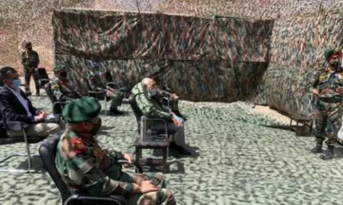 Modi in ladakh: లఢక్ లో మోదీ..సైనికుల్లో ఆత్మస్థైర్యం నింపేందుకే ! Modi in ladakh: లఢక్ లో మోదీ..సైనికుల్లో ఆత్మస్థైర్యం నింపేందుకే !