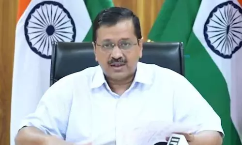 Arvind Kejriwal Meet Dr. Aseem Gupta Family: కరోనాతో చనిపోయిన వైద్యుడి కుటుంబానికి రూ.కోటి చెక్కు అందజేసిన కేజ్రీవాల్! Arvind Kejriwal Meet Dr. Aseem Gupta Family: కరోనాతో చనిపోయిన వైద్యుడి కుటుంబానికి రూ.కోటి చెక్కు అందజేసిన కేజ్రీవాల్!