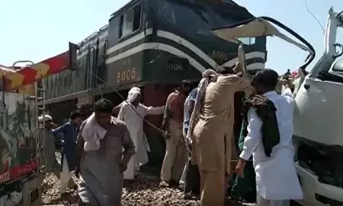 Bus and Train Accident: పాకిస్థాన్ లో ఘోర ప్రమాదం.. 20 మంది మృతి!