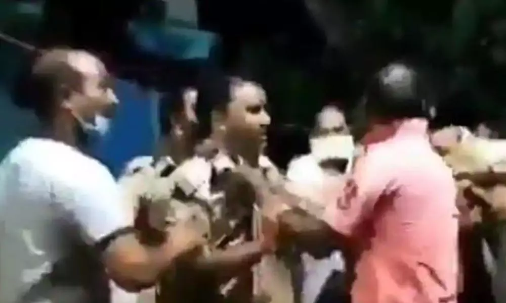 UP BJP leader slams cops: మాస్క్‌ ధరించండి అన్నందుకు పోలీసులనే చితకొట్టిన బీజేపీ నేత
